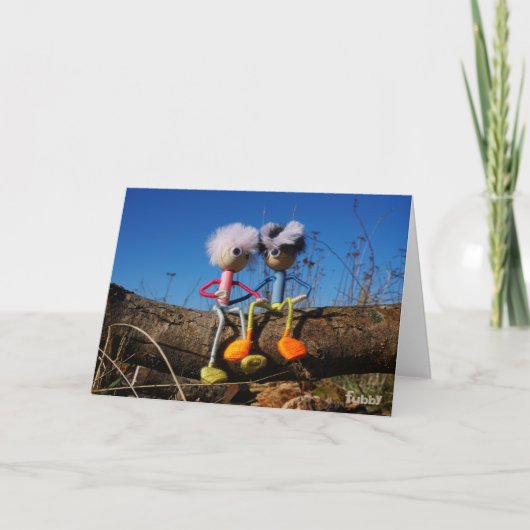 Fubby paartje dat samen op een boomstam zit. bedankkaart (Voorkant)