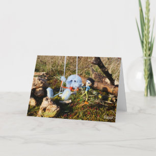 Fubby poppetje dat een monster duwt op schommel. bedankkaart