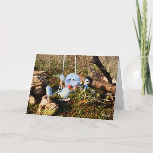 Fubby poppetje dat een monster duwt op schommel. bedankkaart (Voorkant)