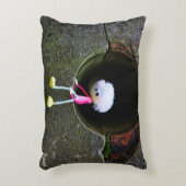 Fubby poppetje dat in een muur zit.  accent kussen (Voorkant(Verticaal))