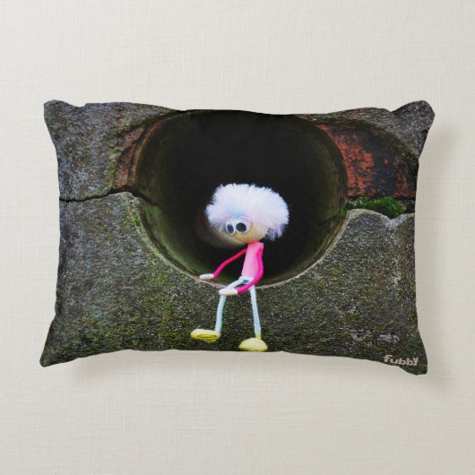 Fubby poppetje dat in een muur zit.  accent kussen (Achterkant)