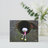 Fubby poppetje dat in een muur zit. Een schattig m Briefkaart (Staand voorkant)