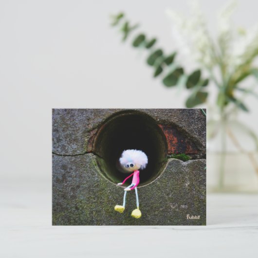 Fubby poppetje dat in een muur zit. Een schattig m Briefkaart (Staand voorkant)