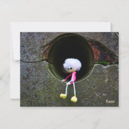 Fubby poppetje dat in een muur zit. Een schattig m Briefkaart