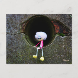 Fubby poppetje dat in een muur zit. Een schattig m Briefkaart
