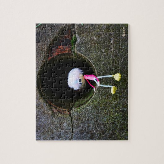 Fubby poppetje dat in een muur zit. Een schattig m Legpuzzel (Verticaal)