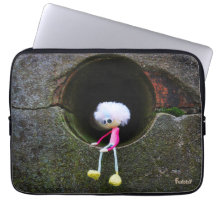 Fubby poppetje dat in een muur zit.