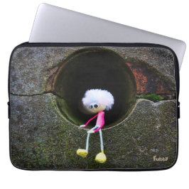 Fubby poppetje dat in een muur zit. laptop sleeve
