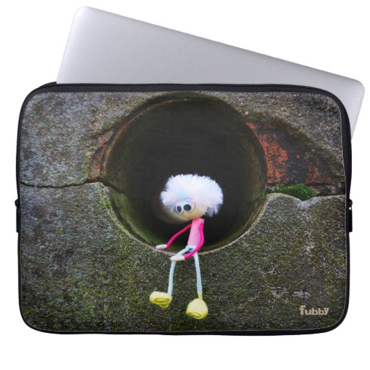 Fubby poppetje dat in een muur zit. laptop sleeve (Voorkant)