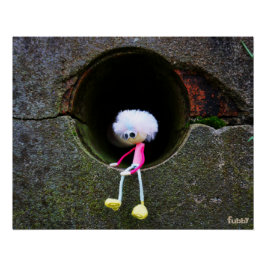 Fubby poppetje dat in een muur zit. perfect poster