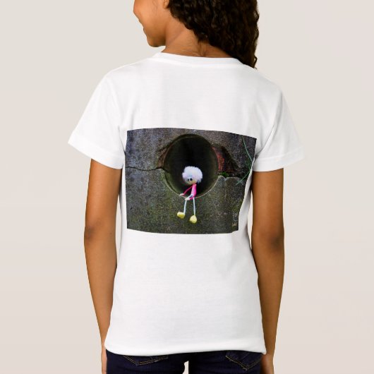 Fubby poppetje dat in een muur zit.  t-shirt (Achterkant)