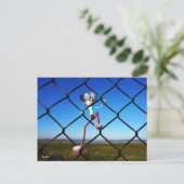 Fubby poppetje dat in het hek omhoog klimt. briefkaart (Staand voorkant)