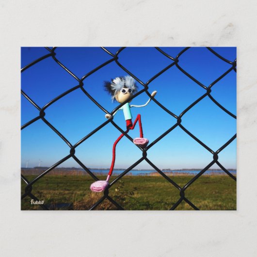 Fubby poppetje dat in het hek omhoog klimt. briefkaart (Voorkant)