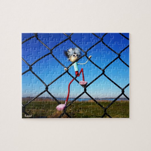 Fubby poppetje dat in het hek omhoog klimt. legpuzzel (Horizontaal)