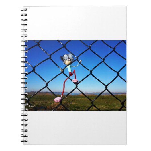 Fubby poppetje dat in het hek omhoog klimt. notitieboek (Voorkant)