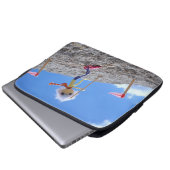Fubby poppetje die aan het skiën is. laptop sleeve (Voorkant onderkant)