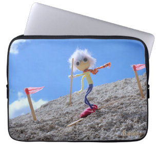 Fubby poppetje die aan het skiën is. laptop sleeve
