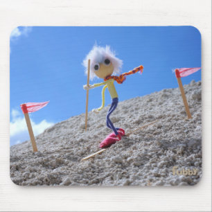 Fubby poppetje die aan het skiën is. muismat