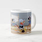 Fubby poppetjes die beach volleybal spelen.. grote koffiekop (Voorkant rechts)