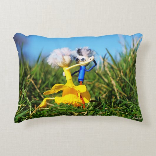 Fubby poppetjes die dansen met Narcissenjurk. Accent Kussen (Voorkant)