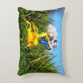 Fubby poppetjes die dansen met Narcissenjurk. Accent Kussen (Voorkant(Verticaal))