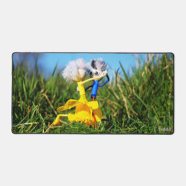 Fubby poppetjes die dansen met Narcissenjurk. Bureaumat