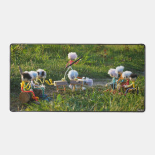 Fubby poppetjes die goocheltruc uitvoeren bureaumat