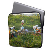 Fubby poppetjes die goocheltruc uitvoeren laptop sleeve (Voorkant Links)