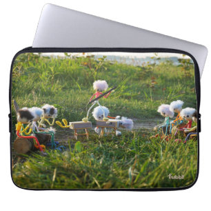 Fubby poppetjes die goocheltruc uitvoeren laptop sleeve