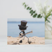 Fubby rock gitarist met hoed op het strand. bedankkaart (Staand voorkant)