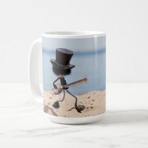 Fubby rock gitarist met hoed op het strand. koffiemok