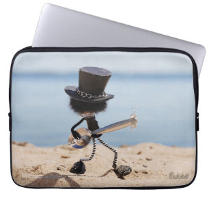Fubby rock gitarist met hoed op het strand. laptop sleeve