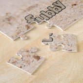 Fubby rock gitarist met hoed op het strand. legpuzzel (Zijkant)