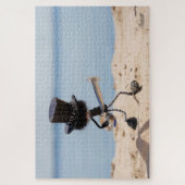 Fubby rock gitarist met hoed op het strand. legpuzzel (Verticaal)