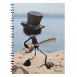 Fubby rock gitarist met hoed op het strand. notitieboek