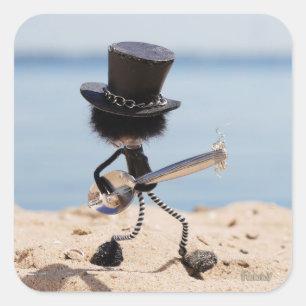 Fubby rock gitarist met hoed op het strand. vierkante sticker