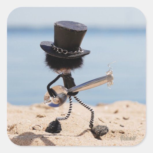Fubby rock gitarist met hoed op het strand. vierkante sticker (Voorkant)