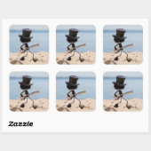 Fubby rock gitarist met hoed op het strand. vierkante sticker (Vel)
