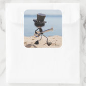 Fubby rock gitarist met hoed op het strand. vierkante sticker (Tas)