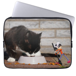 Fubby schoonmaken met de bezem bij etende Kat. Laptop Sleeve