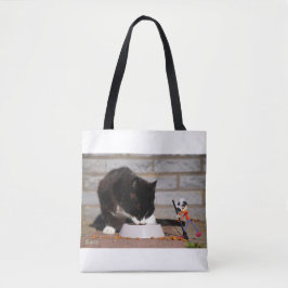 Fubby schoonmaken met de bezem bij etende Kat. Tote Bag