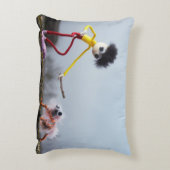 Fubby speelt buiten met dier. accent kussen (Achterkant (Verticaal))