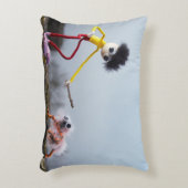 Fubby speelt buiten met dier. accent kussen (Voorkant(Verticaal))