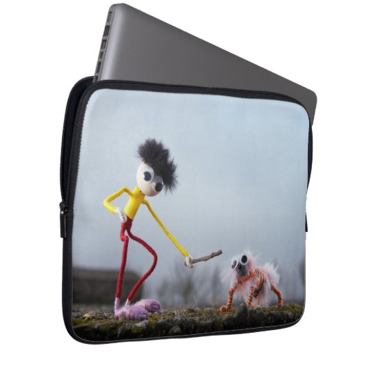 Fubby speelt buiten met dier. laptop sleeve (Voorkant Rechts)