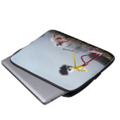 Fubby speelt buiten met dier. laptop sleeve (Voorkant onderkant)