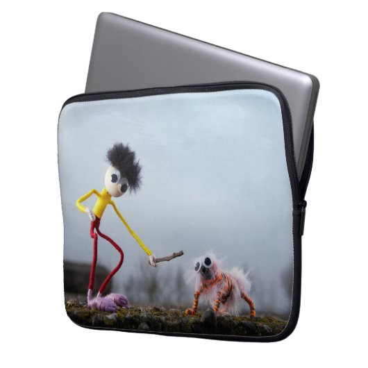 Fubby speelt buiten met dier. laptop sleeve (Voorkant Links)