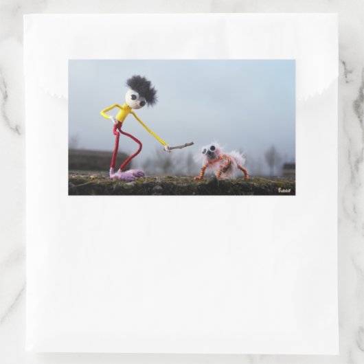 Fubby speelt buiten met dier. rechthoekige sticker (Tas)