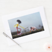 Fubby speelt buiten met dier. rechthoekige sticker (Envelop)