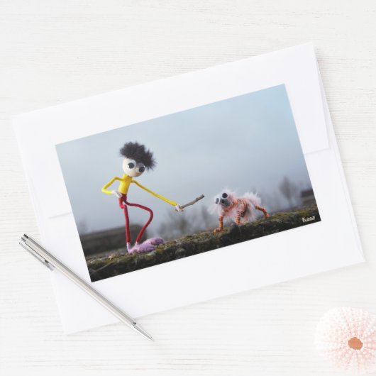 Fubby speelt buiten met dier. rechthoekige sticker (Envelop)