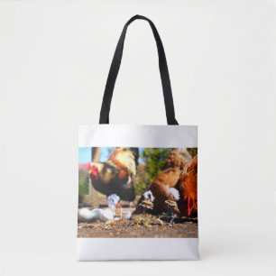 Fubby spelend met de kippen en haan. tote bag